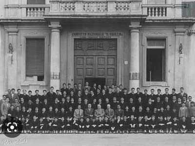 Innanzi al portone centrale si era soliti fare le foto di gruppo, come testimonia uno scatto risalente agli anni 60, con diverse classi disposte con i rispettivi insegnanti e con l�immancabile presenza del rettore del tempo